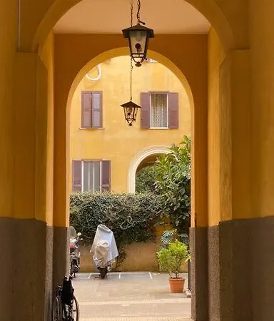 Cosy And Stylish In A Lively Area Of Roma