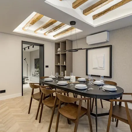 Cosy And Stylish In A Lively Area Of Apartamento