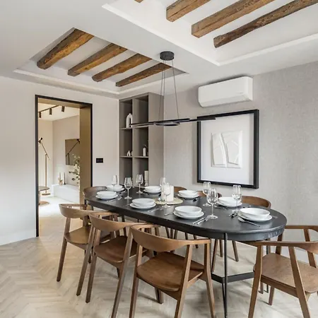 Cosy And Stylish In A Lively Area Of Roma
