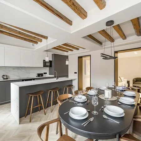 Cosy And Stylish In A Lively Area Of Roma