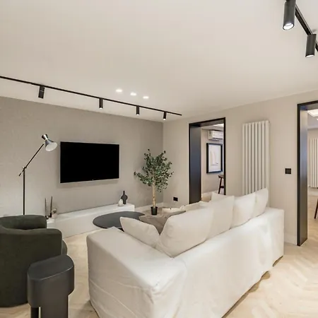 Cosy And Stylish In A Lively Area Of